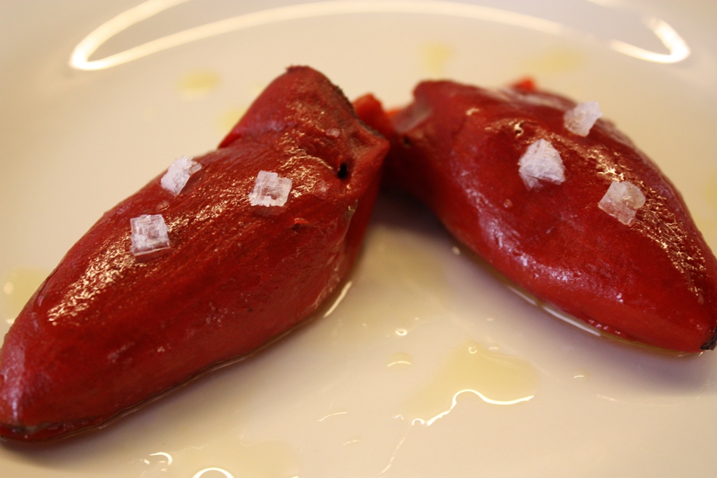 El Reloj de Cuco en Murcia Pimientos de piquillo rellenos de crema de morcilla, arroz cocido y piñones.