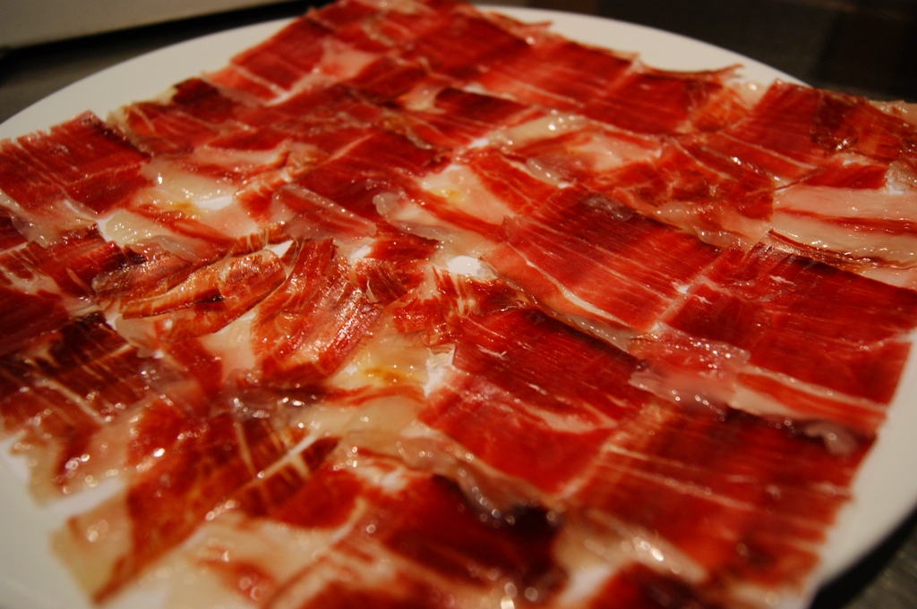 Restaurante en Murcia En El Reloj de Cuco el jamón siempre ha sido una de nuestras señas de identidad. Por ello, siempre trabajados con piezas que tengan vetas de grasa infiltrada, puesto que indican que es de alta calidad, así como la grasa que se desprende con el calor de la
