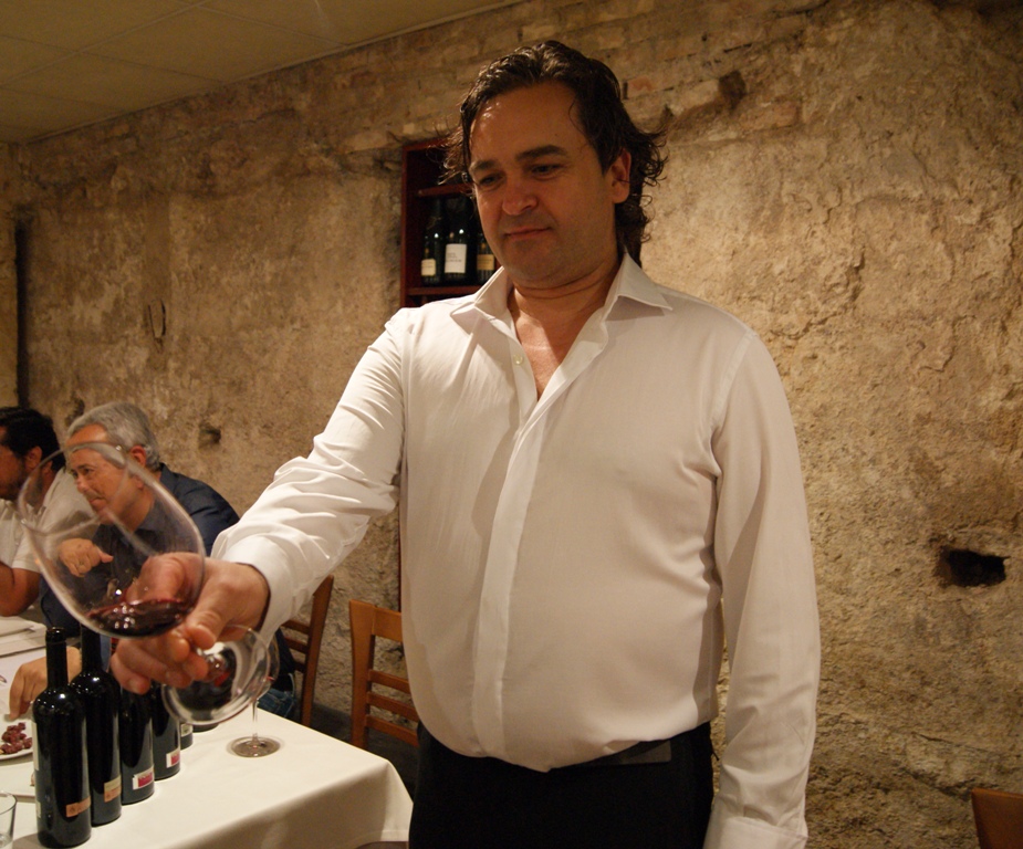Restaurante El Reloj de Cuco El gerente del restaurante, Javier Torralba, es un verdadero apasionado de los vinos.