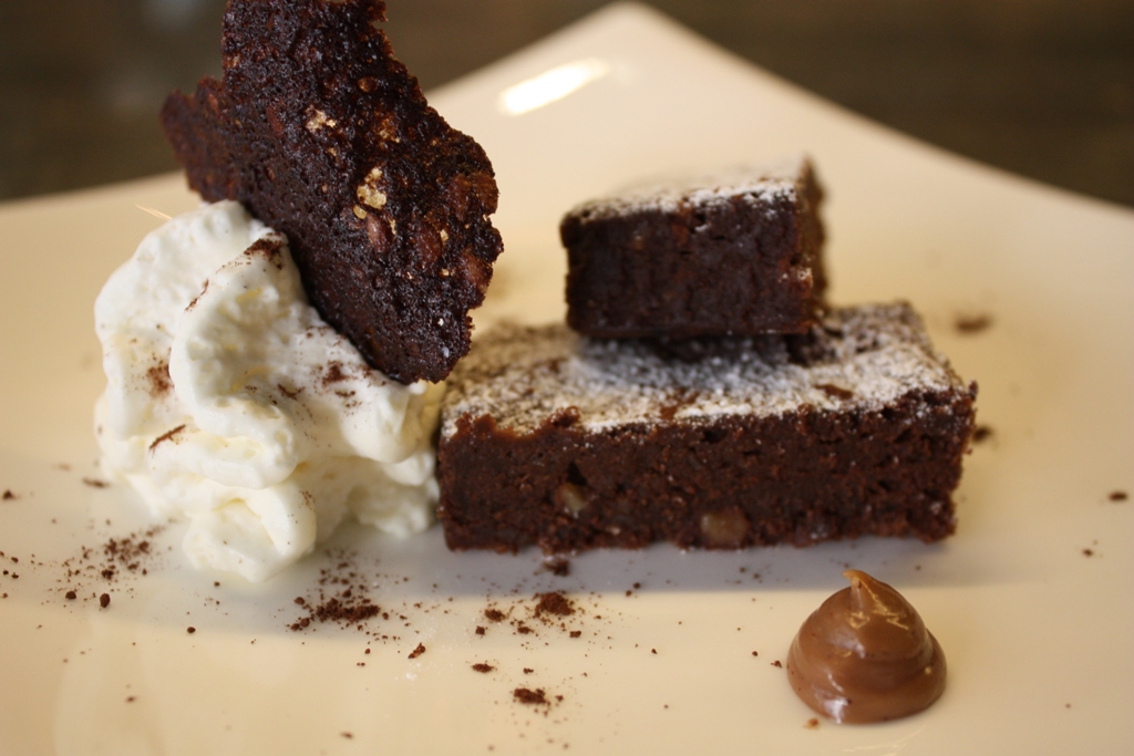 Restaurante en Murcia Delicia de chocolate en tres texturas. Tres interpretaciones del chocolate: la gianduja -avellana y chocolate con leche-, espuma de chocolate blanco y pimienta blanca, así como la teja de cacao.