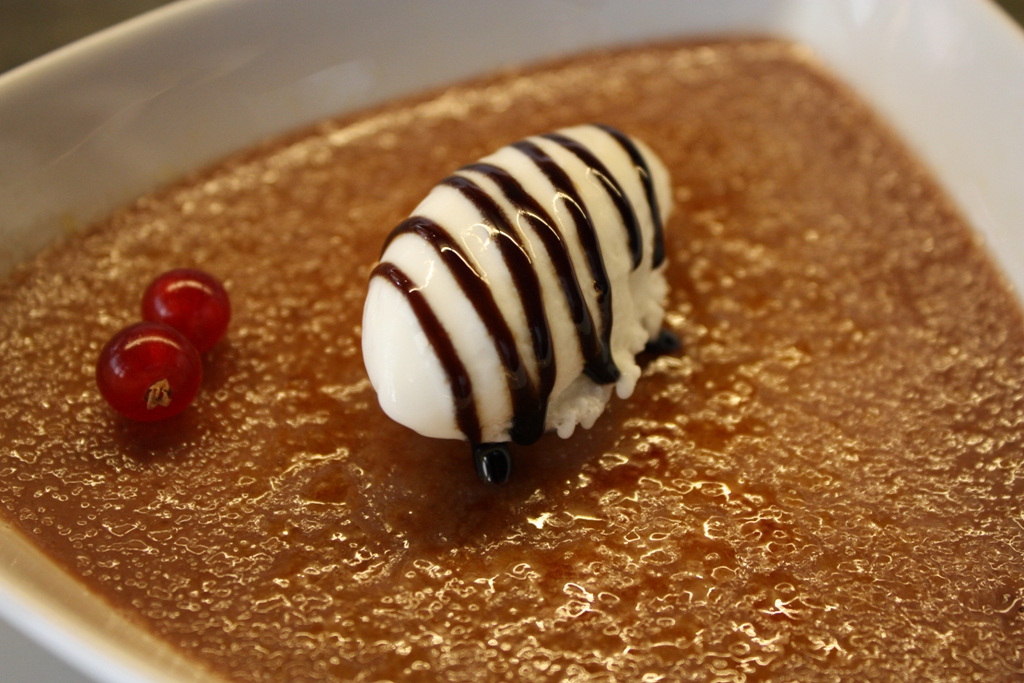 Restaurante El Reloj de Cuco Crème brûlée de frutos rojos con reducción de Módena y helado de nata.