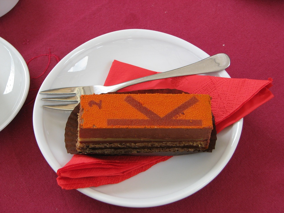 Sablé de almendras, crema de café, chocolate...