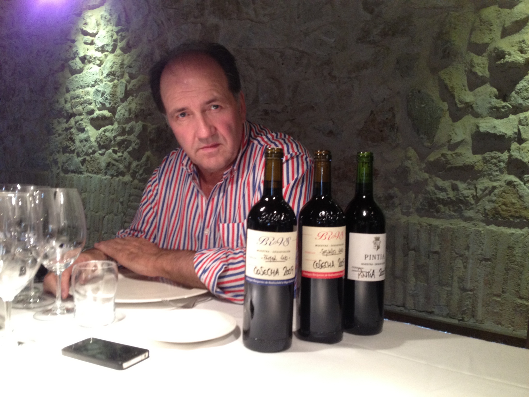 Pablo Álvarez con los nuevos vinos de BdR&VS
