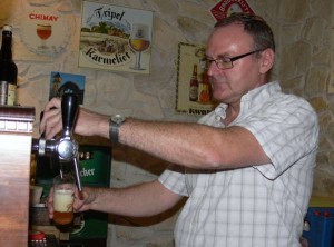 Evert Floor realzando el buen tiro de una cerveza