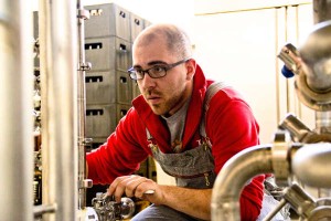 Jaime-Riesgo-filtrando-el-mosto-de-la-cerveza