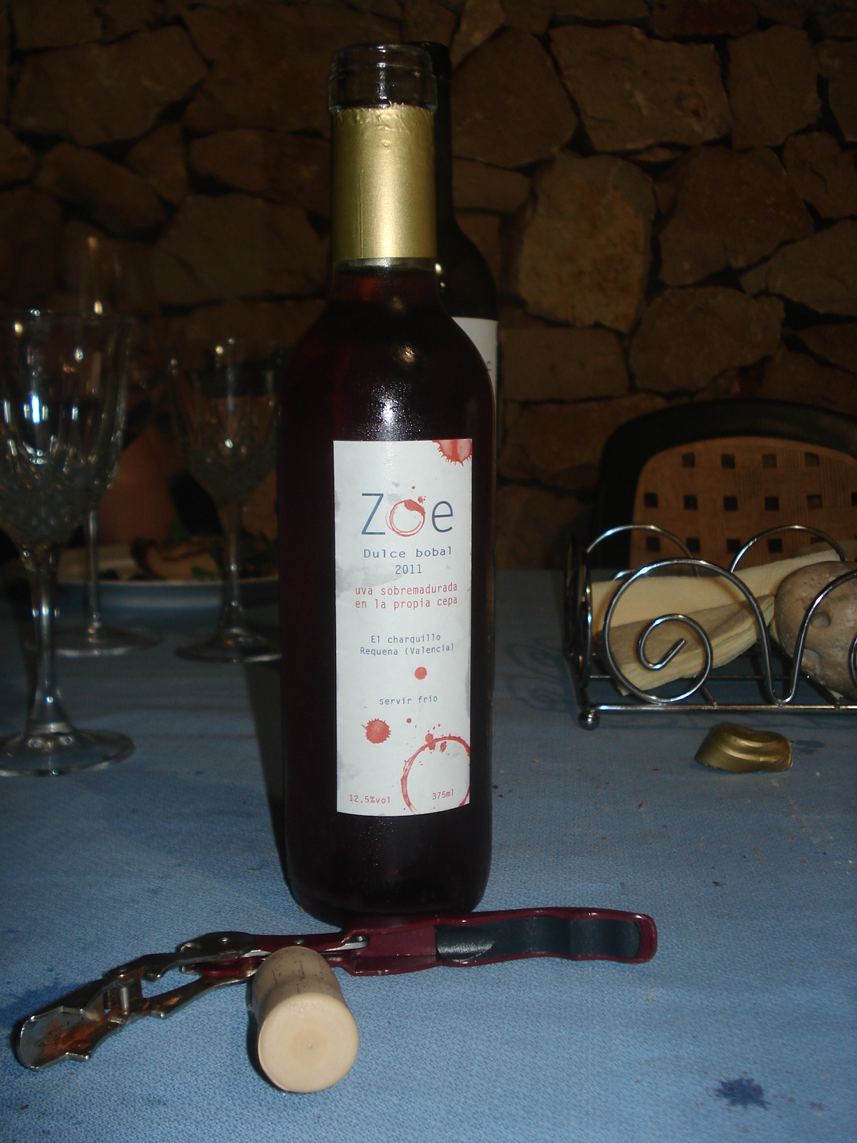 Zoe 2011. Vino dulce a partir de Bobal con  podredunbre noble. Una rareza increible con un aroma a membrillo genial.