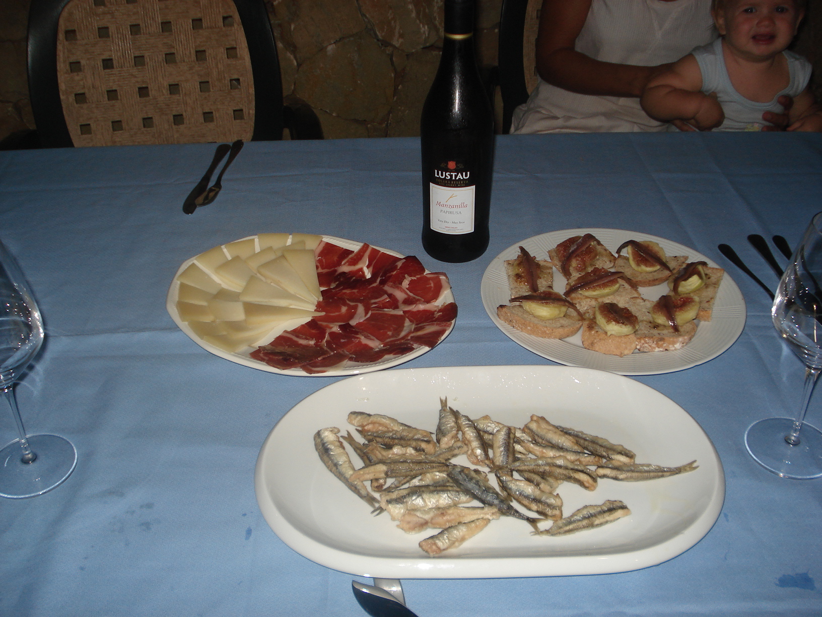 Unos entrante con jamón ibérico y queso, boquerones fritos y montaditos de higo con anchoa. Todo ello maridado con una Manzanilla Papirusa.