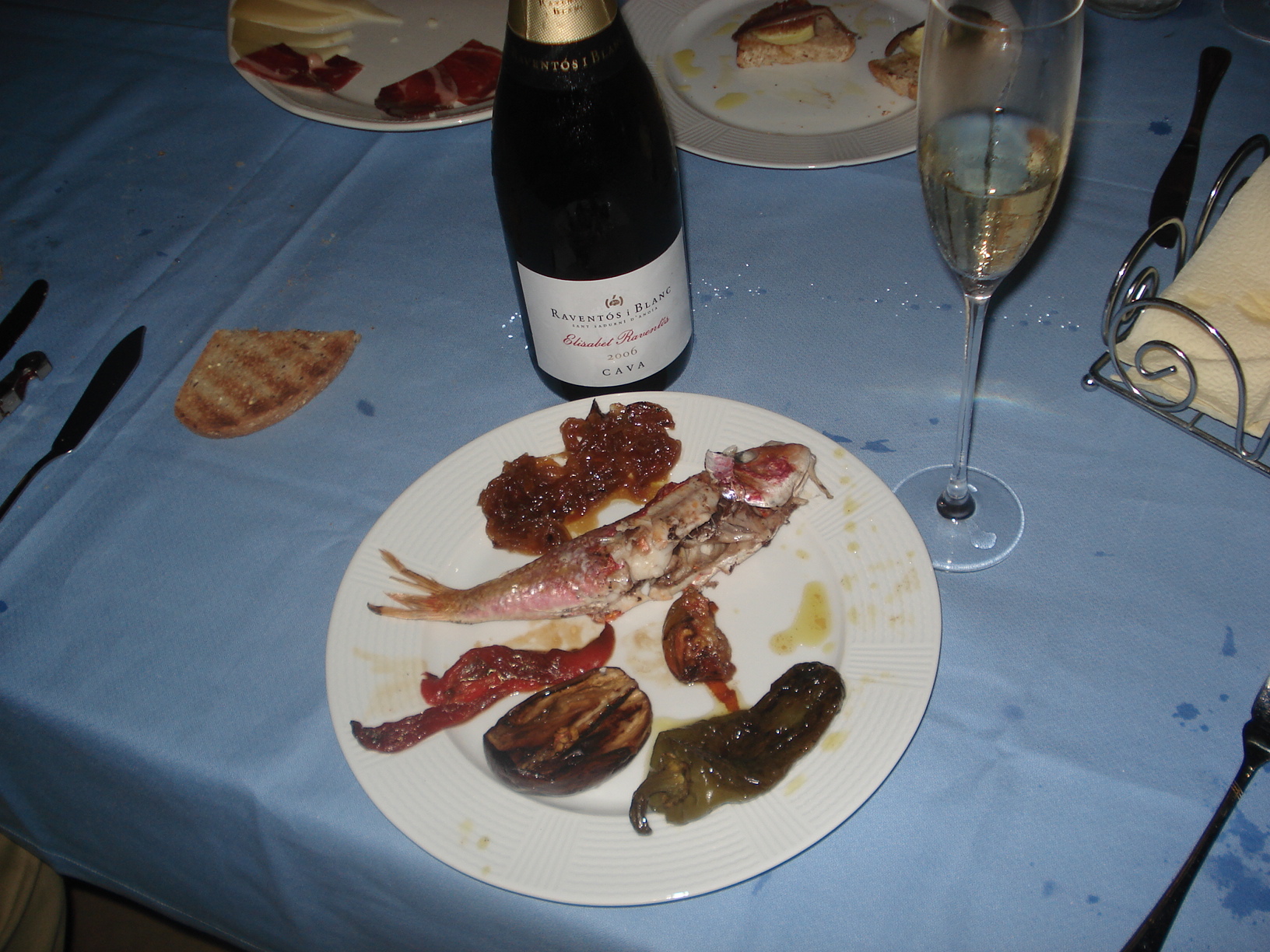Un salmonete a la brasa acompañado de cebolla caramelizada y escalibada regado con un cava Elisabet Raventós 2006.
