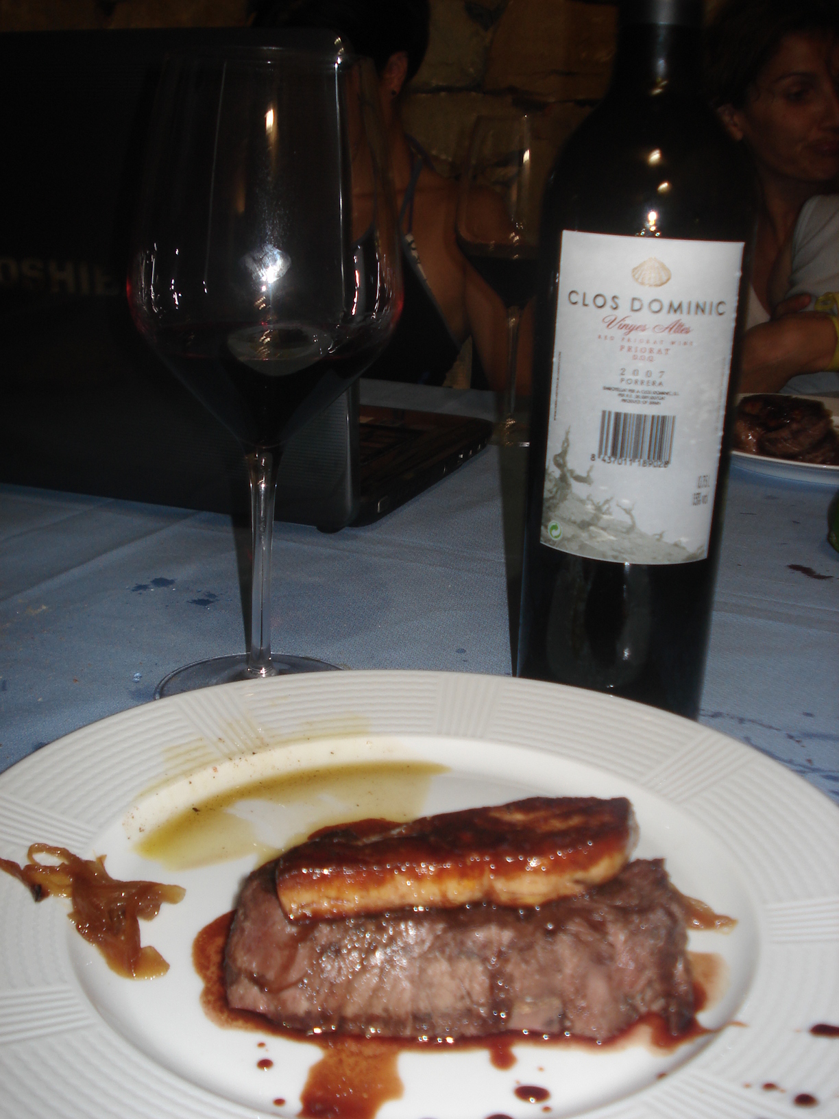 Solomillo de ternera a la brasa con foie y reducción de Oporto. Un clásico que no me cansa. Maridado con un vinazo: Clos Dominic Vinyes Altes 2007.