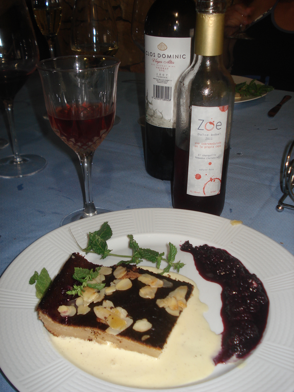 De postre una quesada de Idiazábal y membrillo con vainilla, menta y mermelada de moras silvestres que fue acompanyado de maravilla con el vino Zoe 2011. Un vino dulce de bobal botritizada.