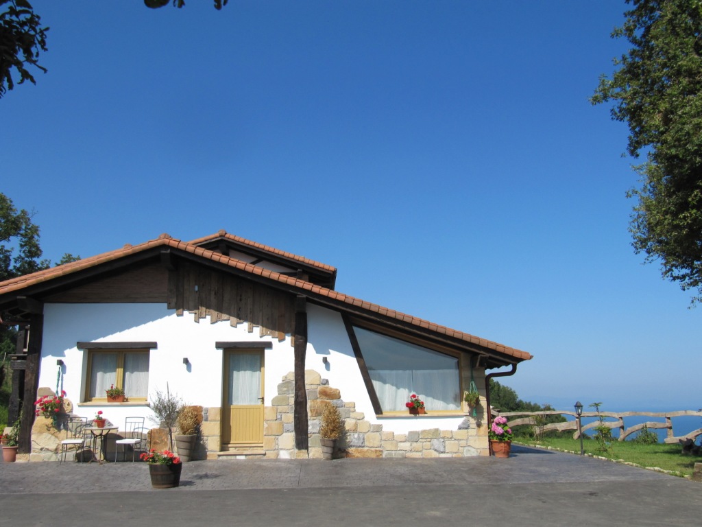 Nuestro apartamento con el mar al fondo