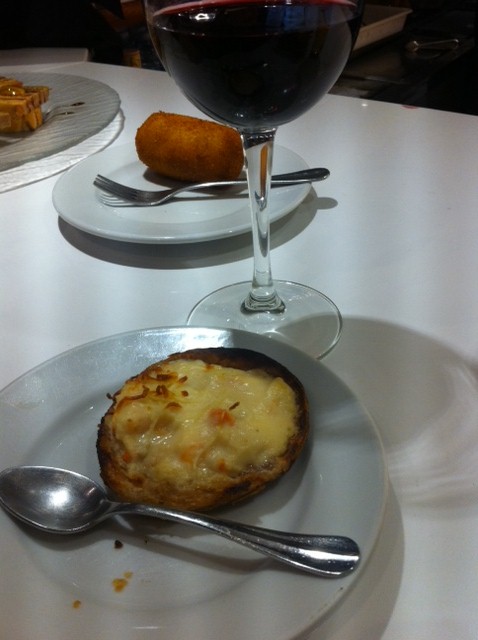 La vieira con beschamell y la croqueta de hongos, del Bar Bergara