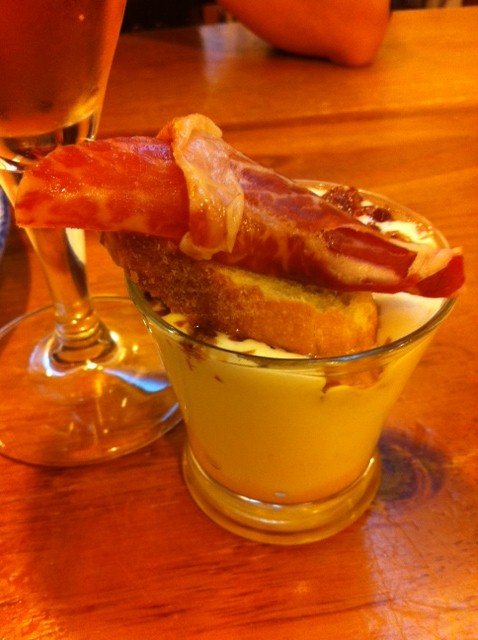 El vaso de crema de huevo con tosta de jamón, del Nagusia Lau