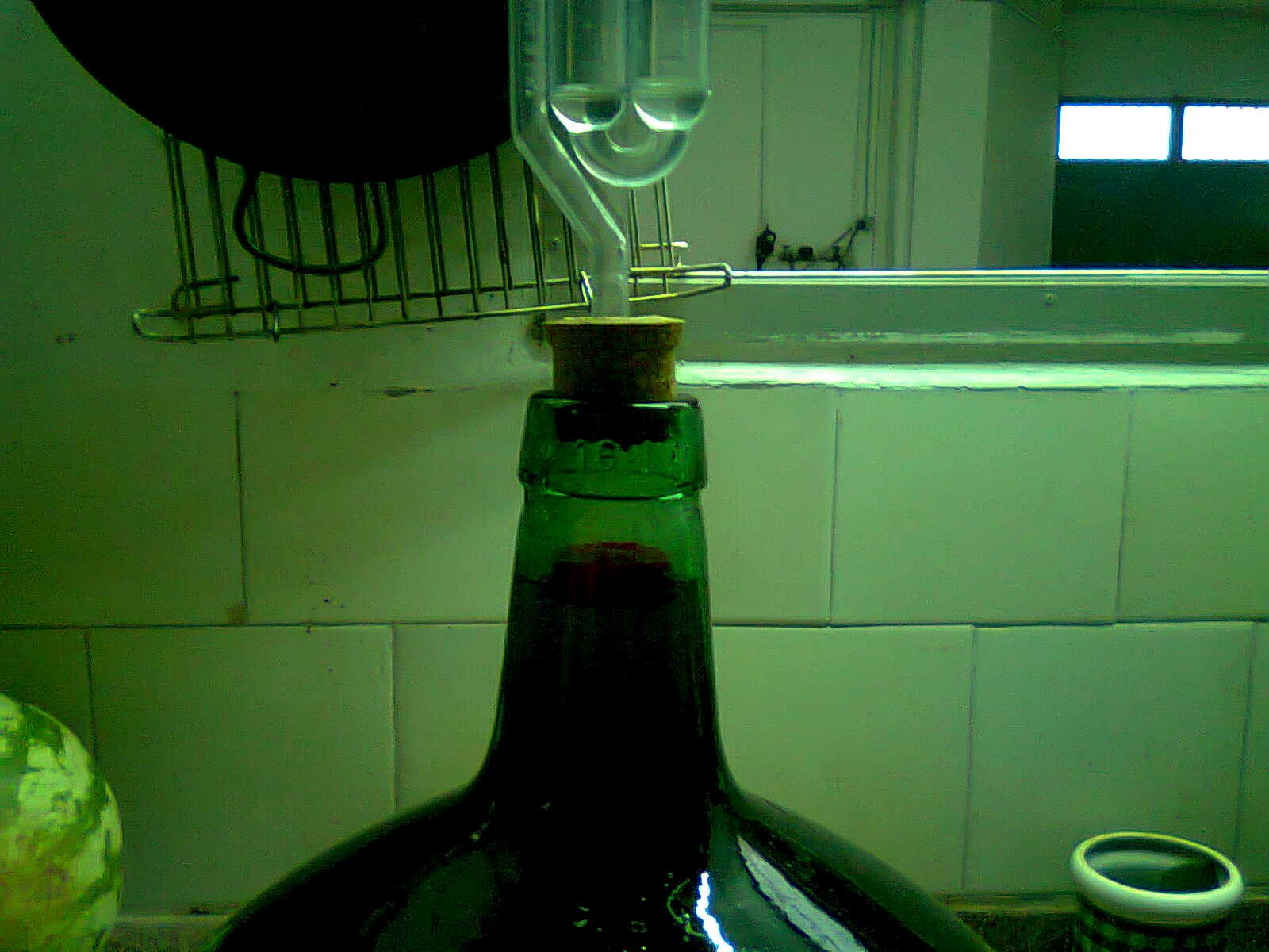 Imagen del tapón flotando en la superficie del vino con metabisulfito en el interior