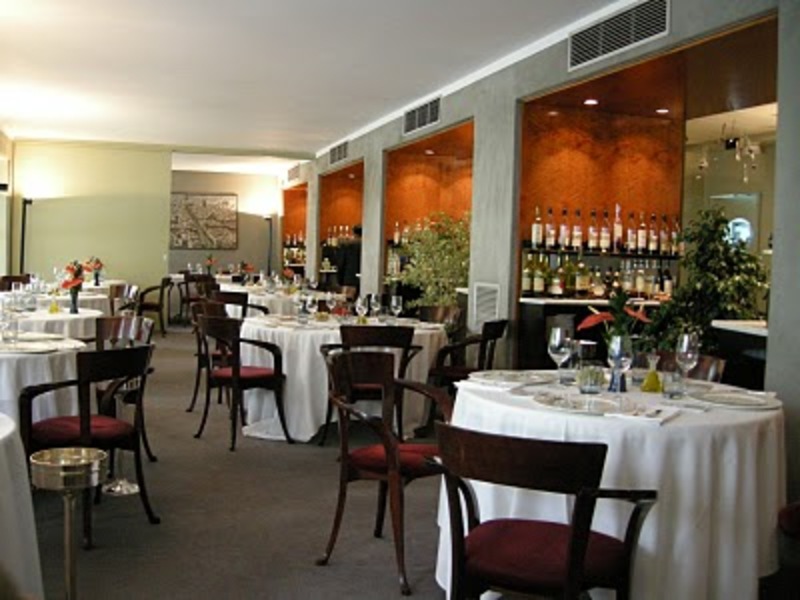 No recuerdo haber visto nunca nada parecido. Esta distribución facilita a los camareros el poder dar un servicio rápido y eficaz.