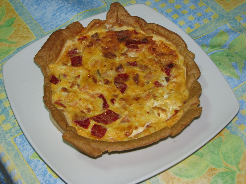 Quiche de salmón ahumado, queso de cabra y pimientos del piquillo