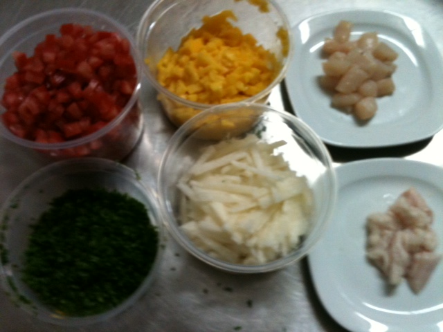 Ingredientes para el ceviche: Cebollín, mango, tomate, pescado marinado.
