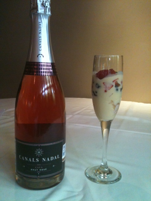 Para el postre: Copa de crema y frutos del bosque, con un cava elaborado con uva Trepat.