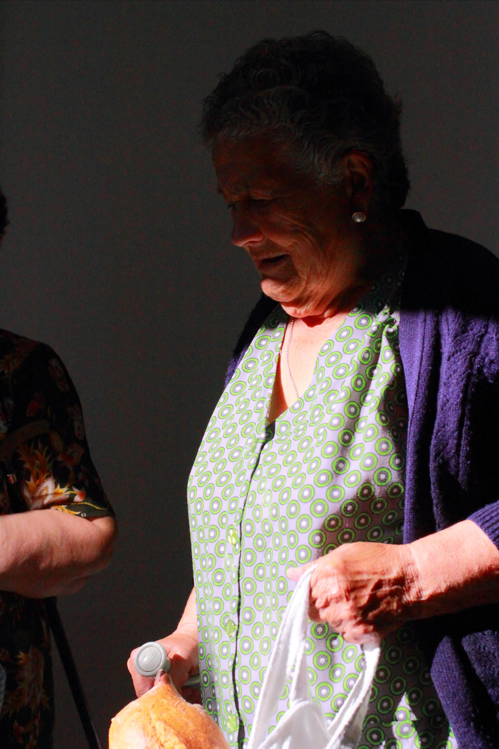 Clienta con su talego de pan