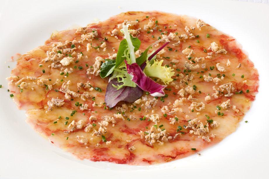 Restaurante La Cuina Carpaccio de gamba con cebolla crujiente y soja.