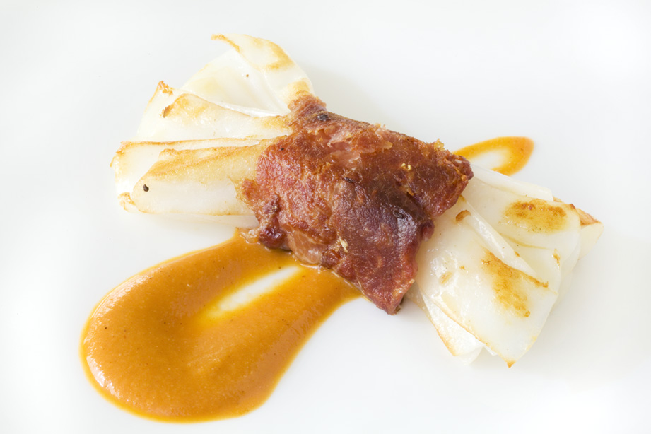 La Cuina en Ontinyent Atadillo de sepia con jamón ibérico y romescu.