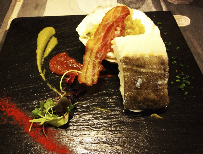 Malkebien en Valencia Lomo de bacalao de Islandia sobre veloute de tirabeques y cremoso de sobrasada