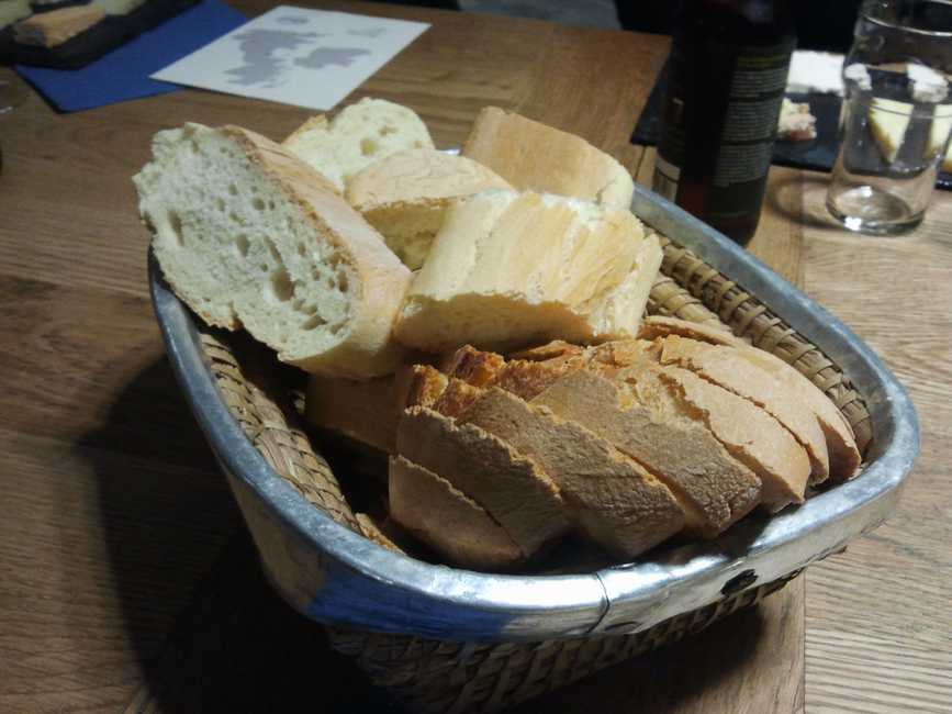 Pan, que nunca puede faltar con buen queso.