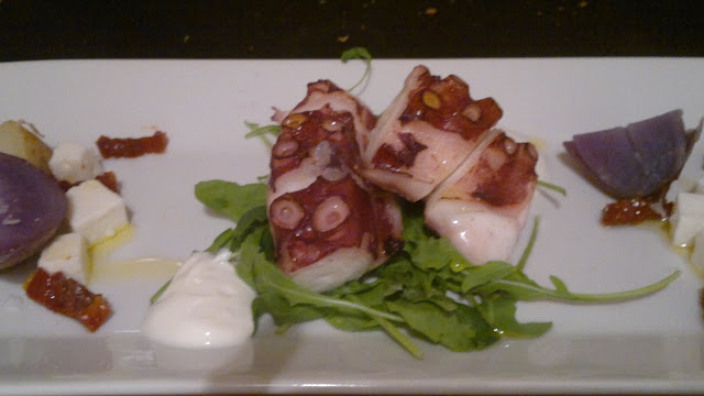 El Tap i altres terres en Valencia Pulpo con salsa de yogur, queso feta y patata morada