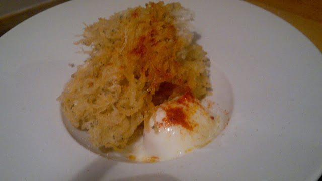 Restaurante El Tap i altres terres Pescaditos en tempura con aceite de trufa y huevo poché