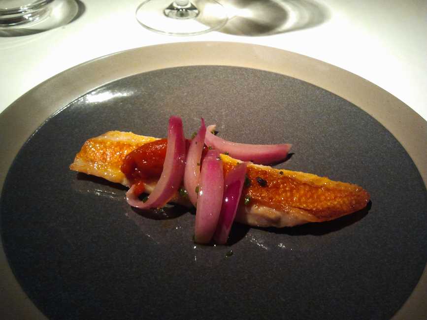 Restaurante en Valladolid Virrey con salsa de tomate y cebolla escabellada