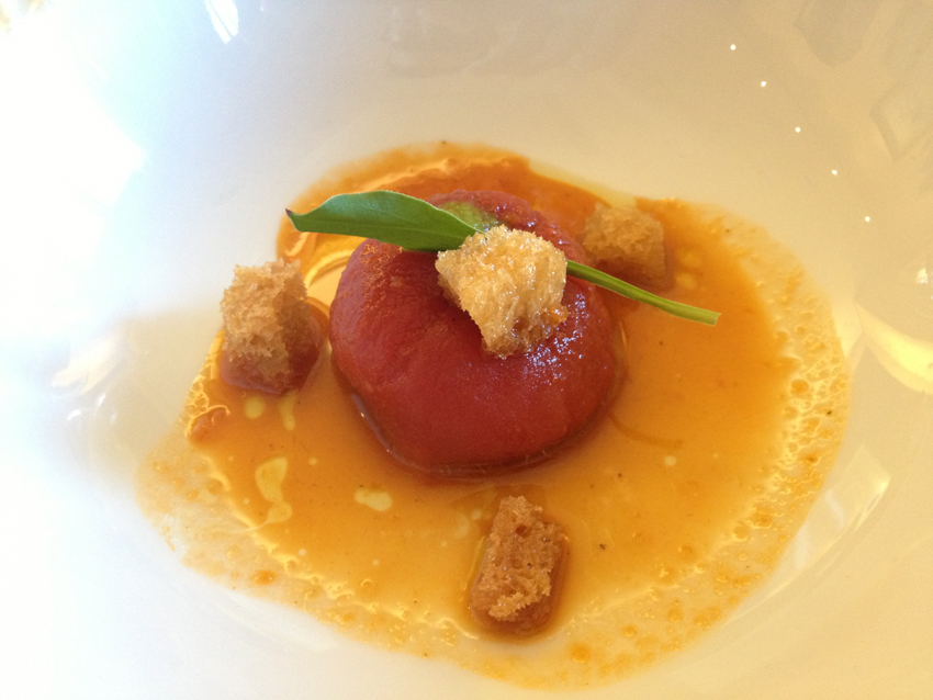 Cal Paradís Tomate "de penjar", sardina de bota y ajos a la brasa