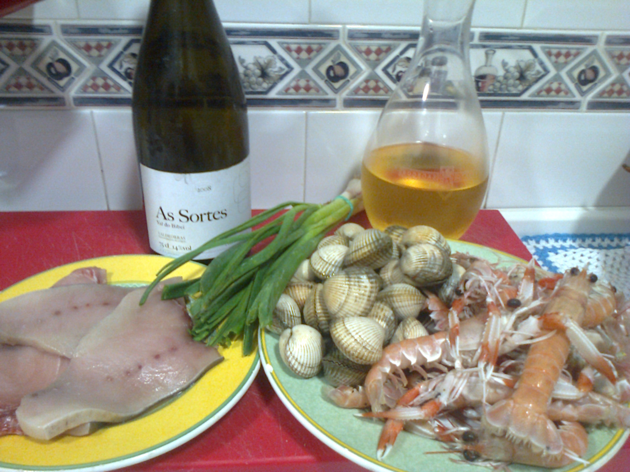 unas cigalitas con ajetes,algo pa pelar y un emperador estupendo