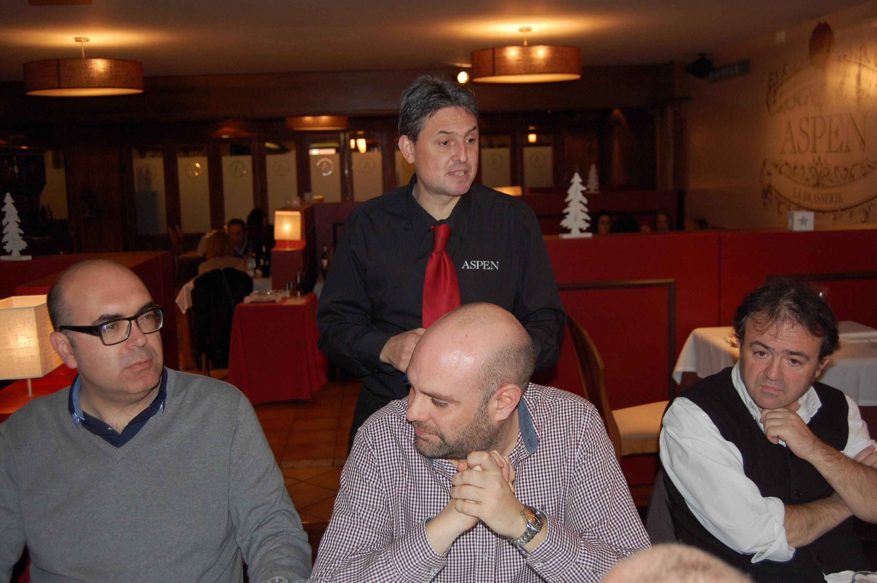 Los vinos tienen prioridad, pero si no se come un poco...