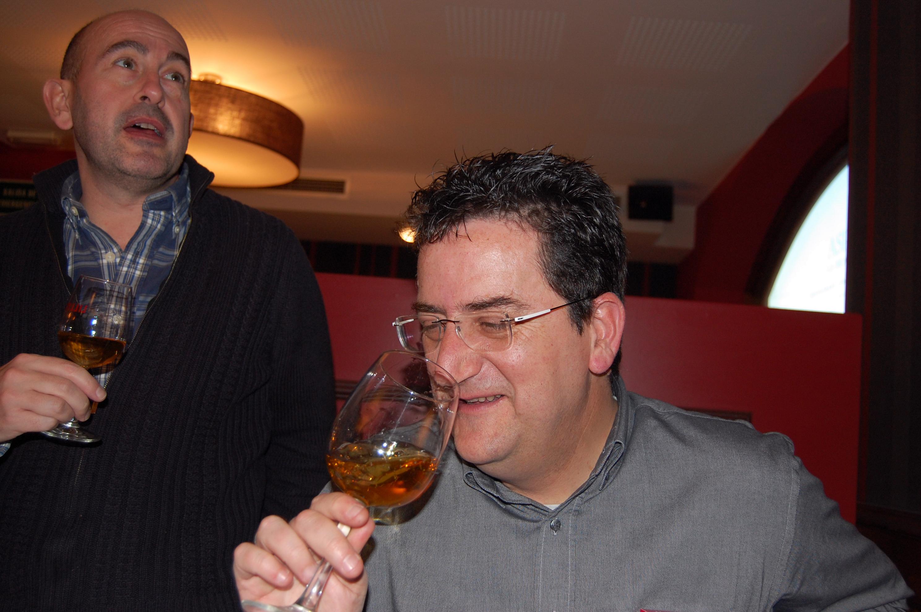 Mirar la cara de sastisfacción de Toño.