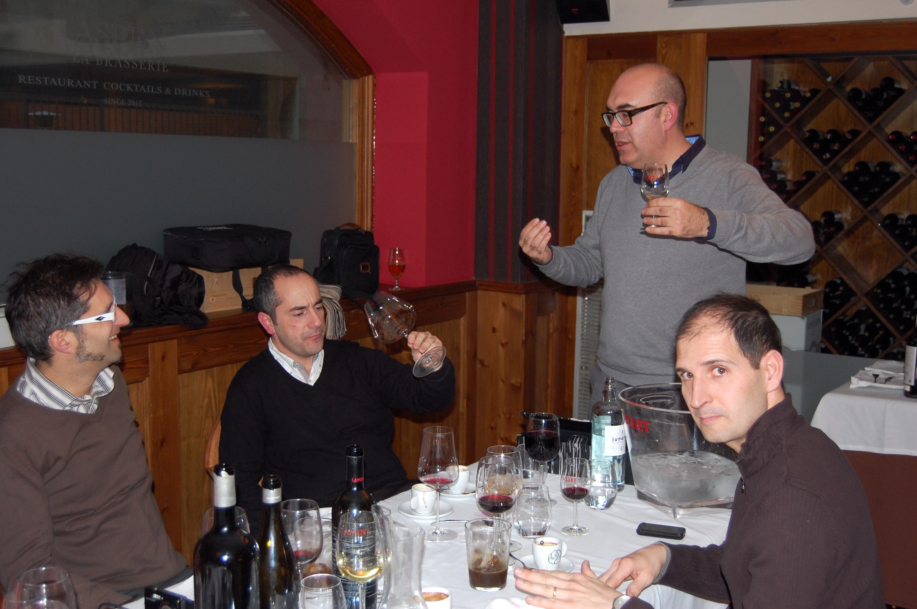 Aurelio diciéndole a Herr que cómo es poisble se haya agotado tan rápido el Auslese...