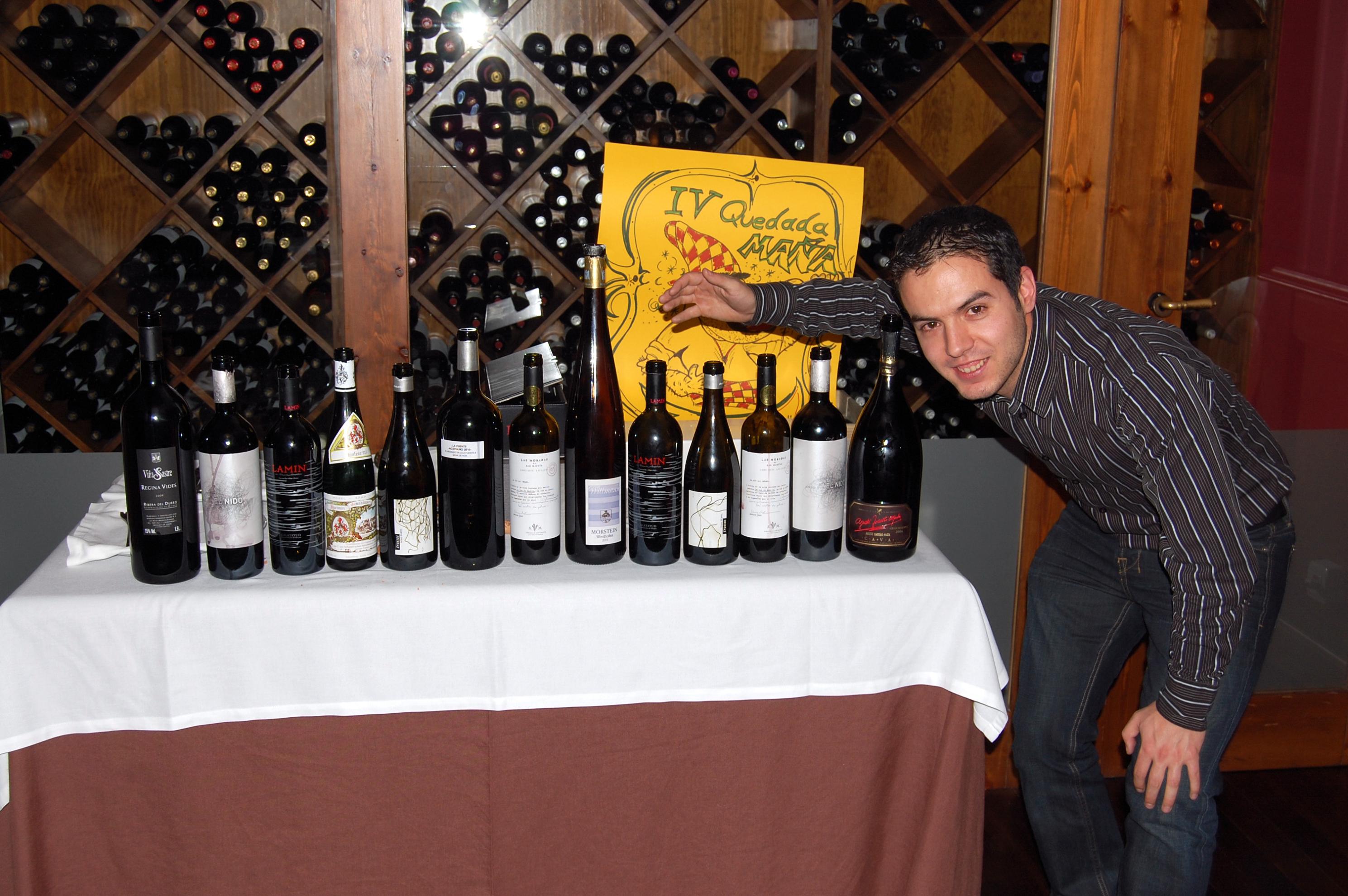 Uno de los figuras burgaleses con las botellas consumidas.