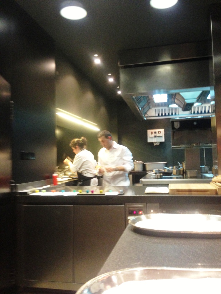 Ricard Camarena en Valencia Detalle final de mesa y cocina