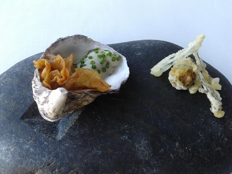 ostra , salicornia , tremella iodada, algas y otigillas crujientes con aroma del mar