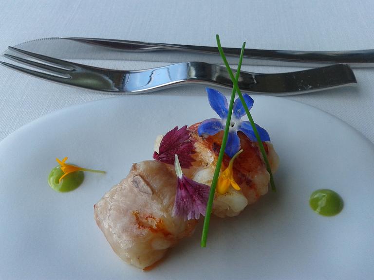 Bogavante confitado con hierbas esenciales de nuestro jardín y papada