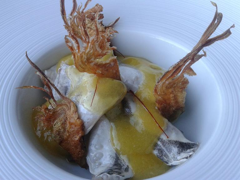 Kokotxas , pil-pil y alcachofas tiernas y crujientes