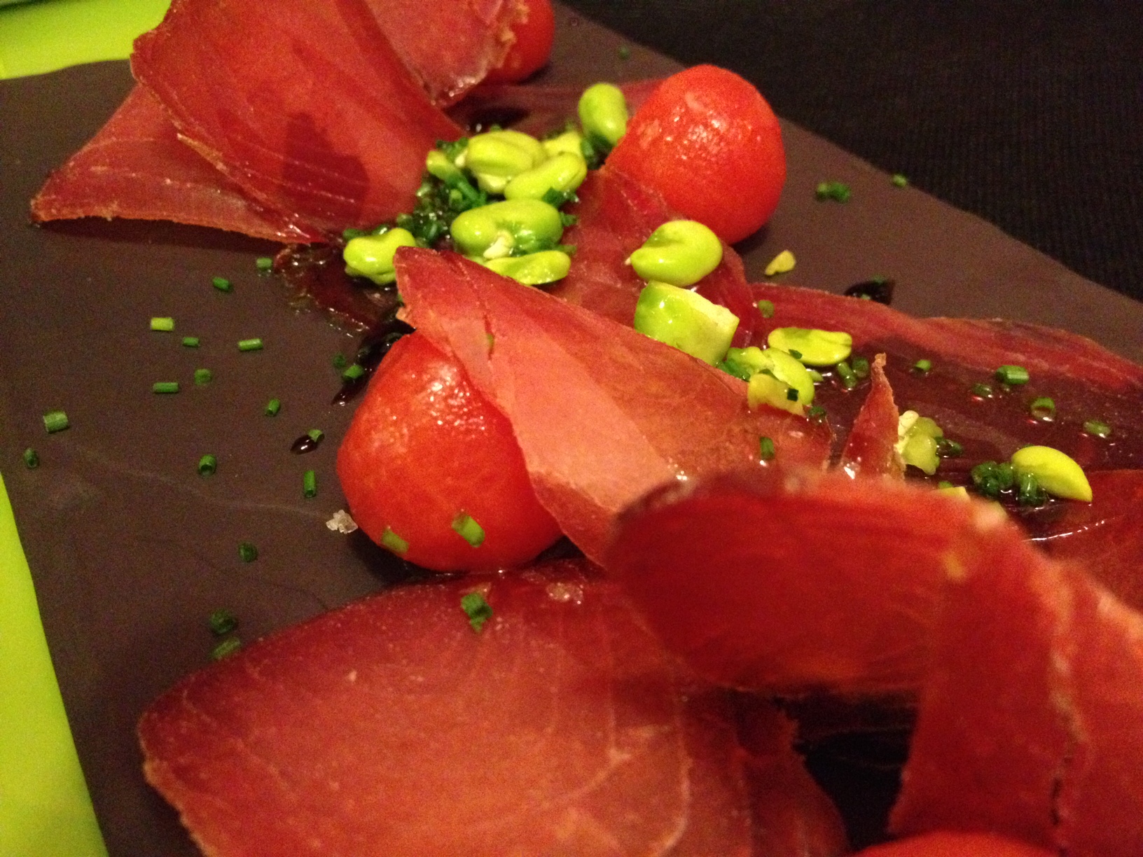 Ciro Ensalada de mojama, tomate y habas