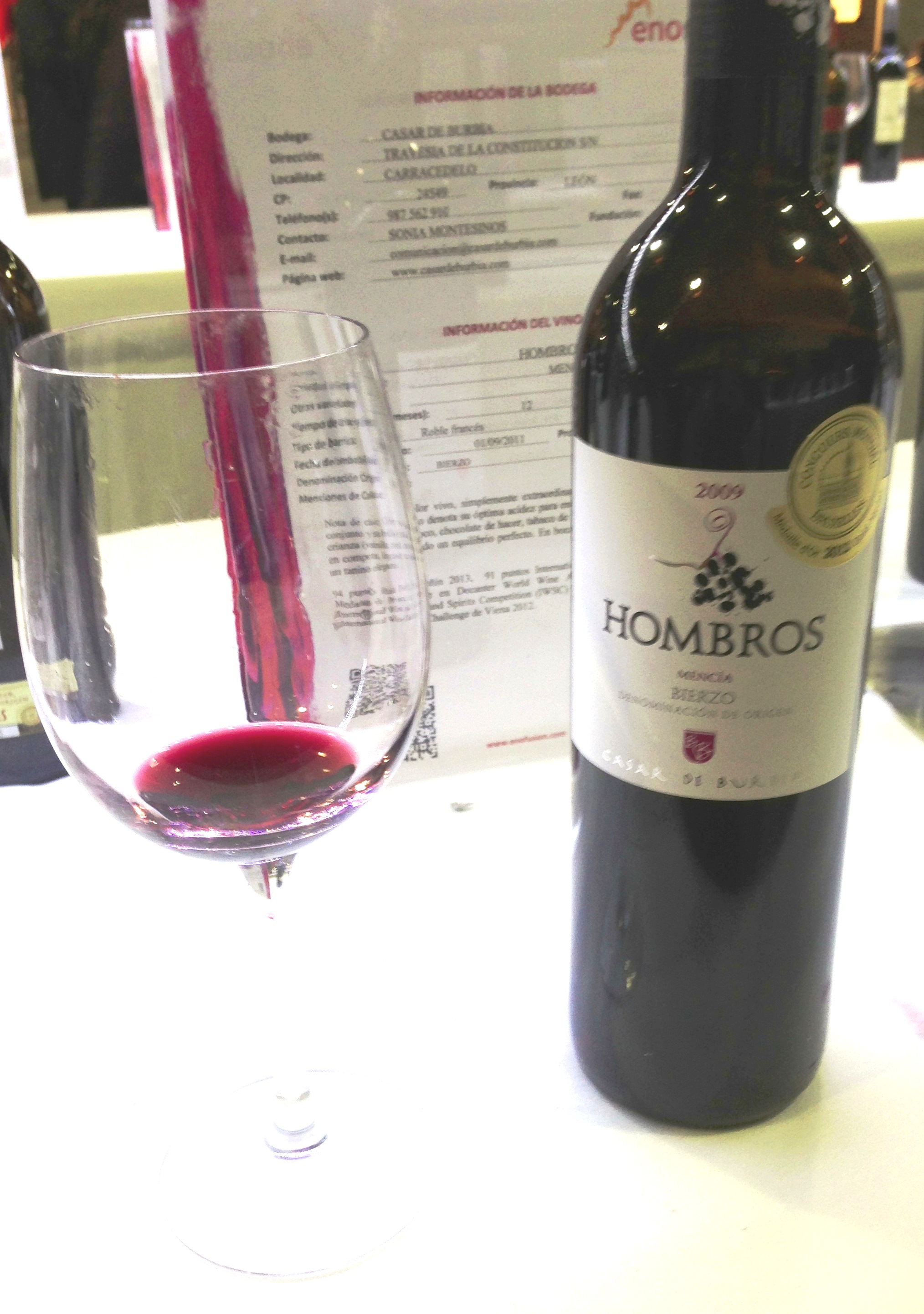 Enofusión_2013_enobar_vino_hombros_2009_casar_de_burbia
