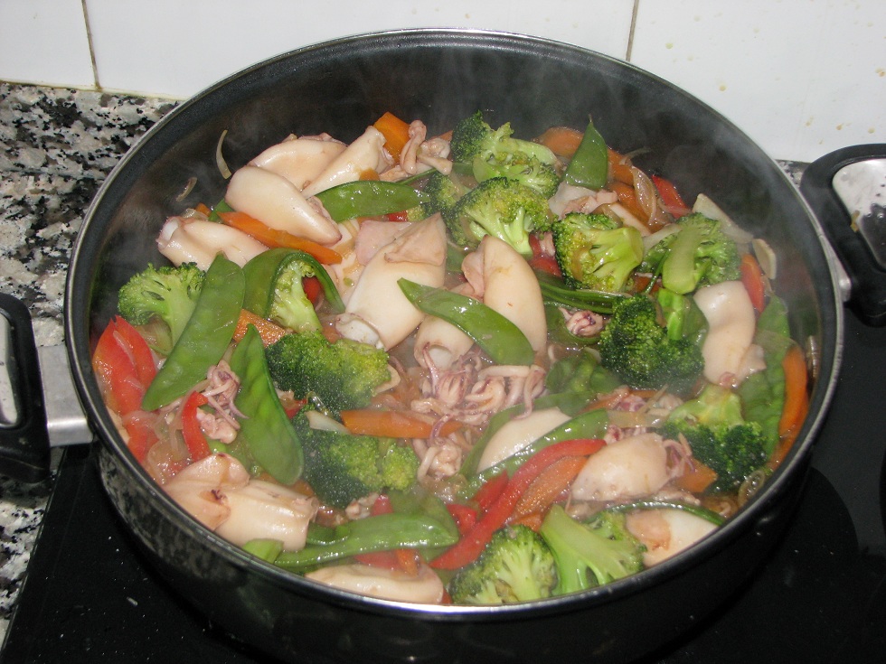 Chipirones, verduritas y salsa de soja