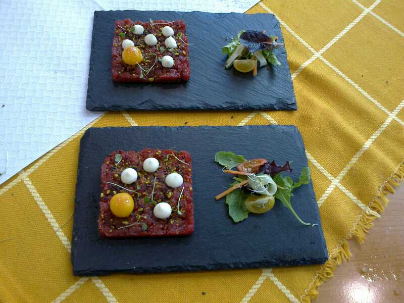 Tartar de atún con praliné de almendras