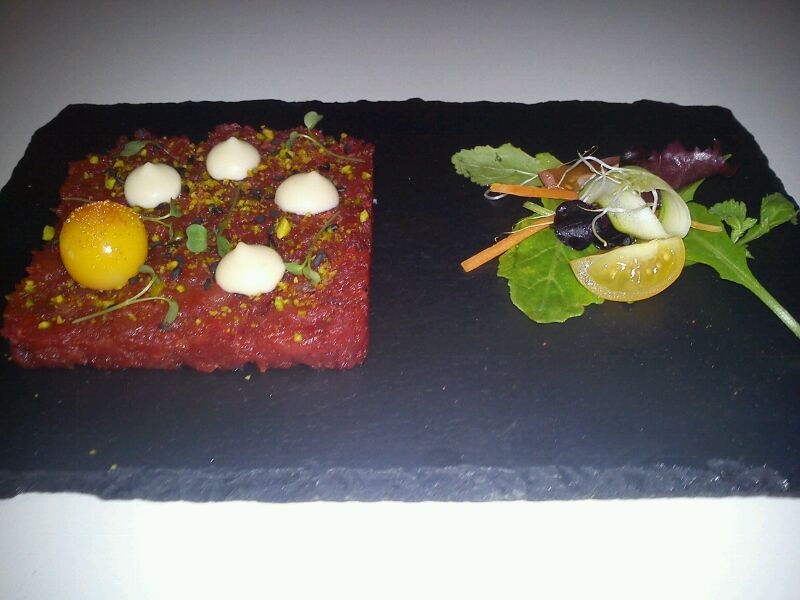 Tartar de atún con praliné de almendras 2