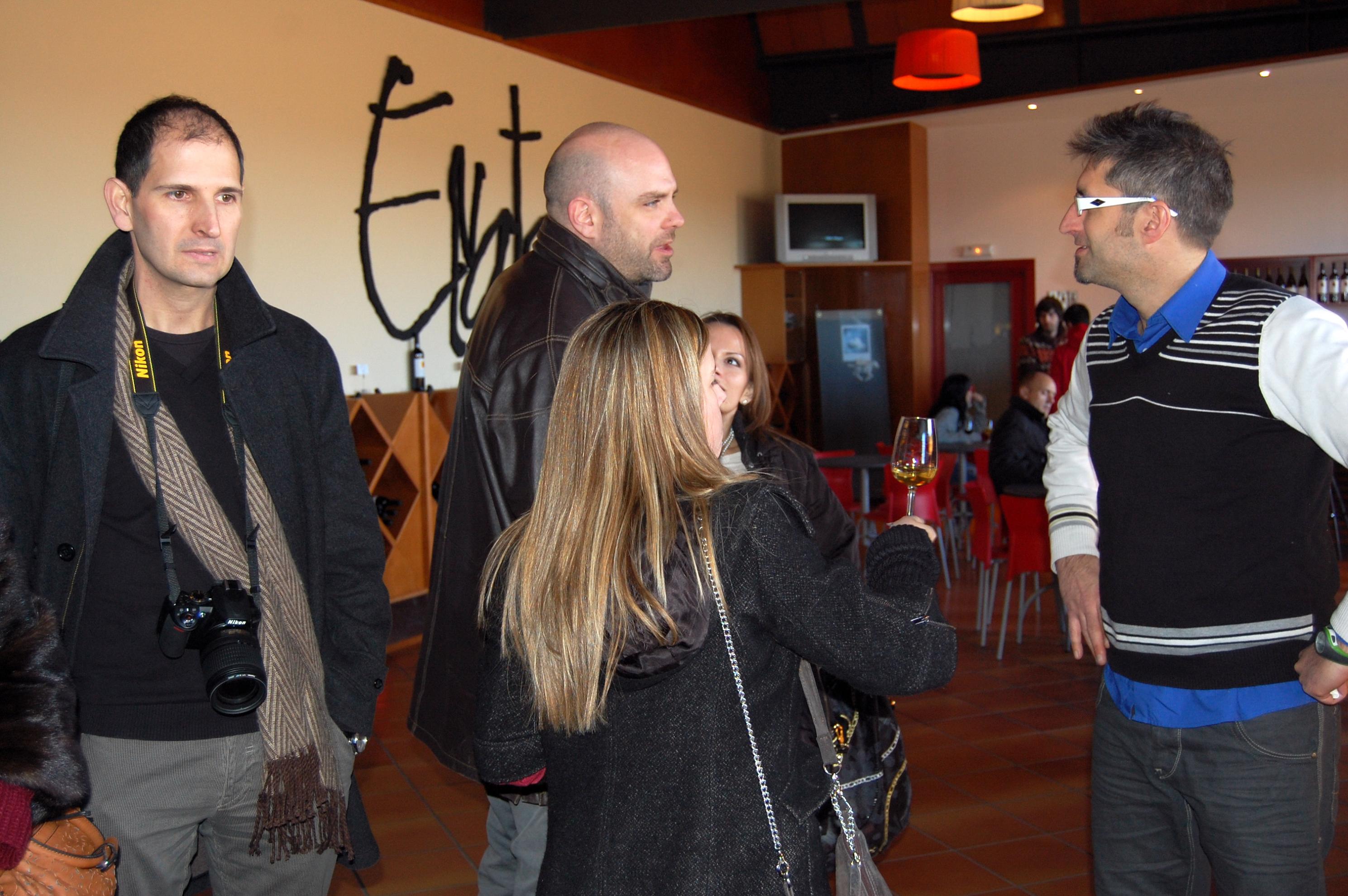 Ya hay alguna copa en las manos...