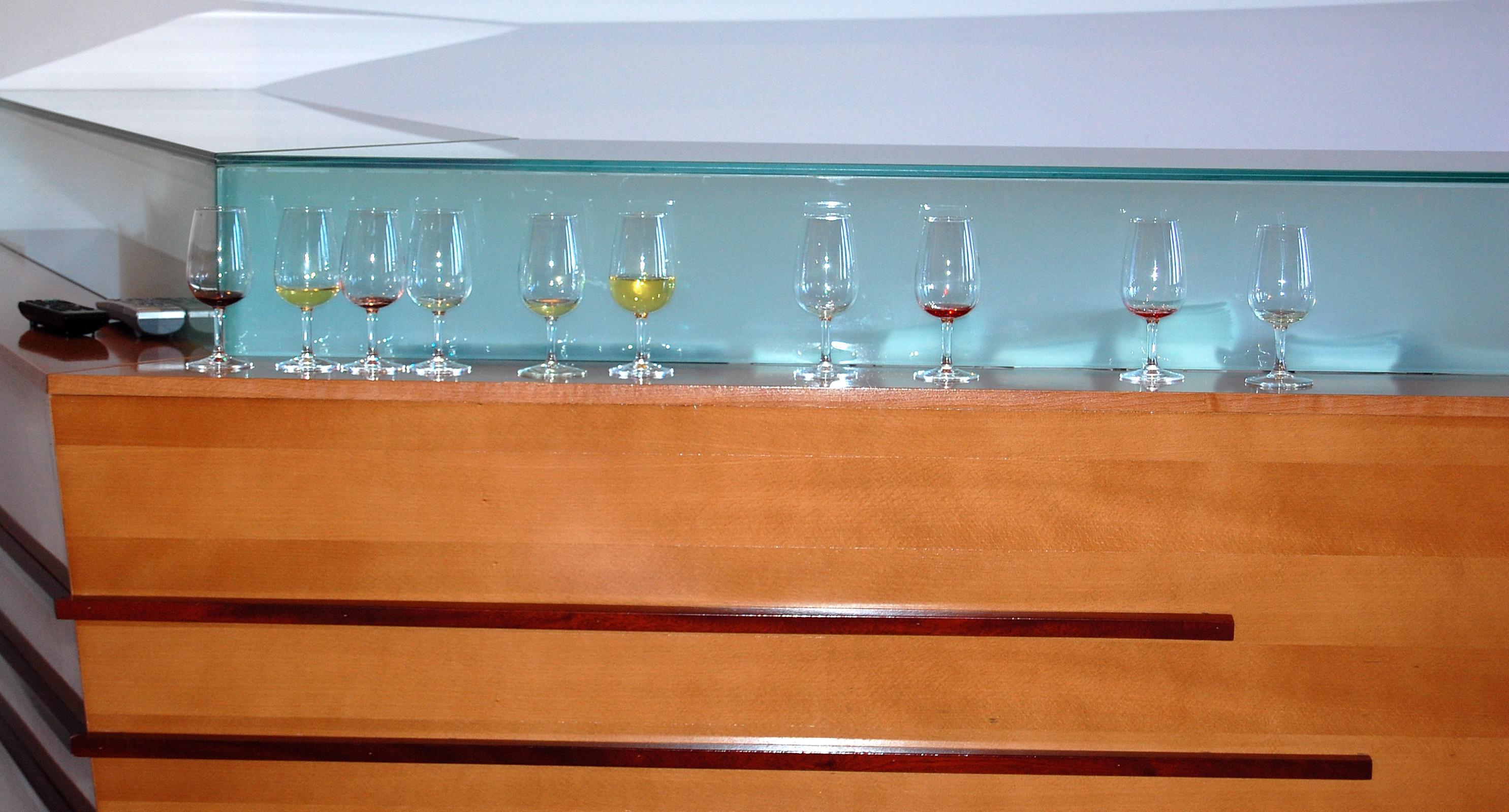 Palabra que son de otro grupo, nosotros no habíamos bebido casi nada.