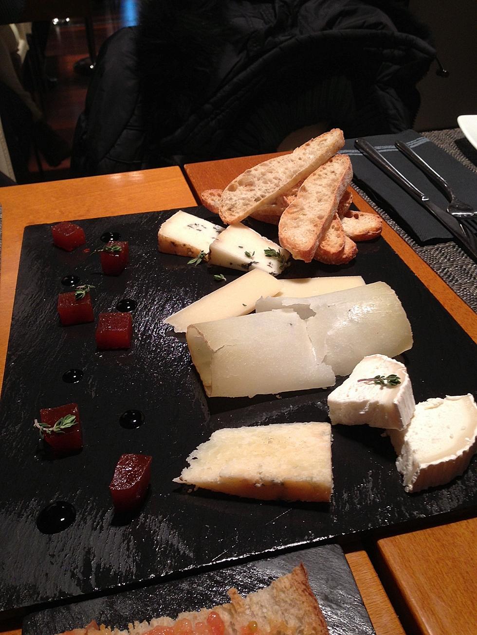 Restaurante 20 à la rambla Tabla de quesos con membrillo.