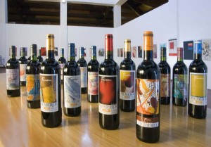 Botellas de primero de Fariña con la exposición de los cuadros de sus etiquetas