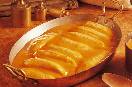 de aspecto similar a una croqueta o una albóndiga de forma cilíndrica u ovalada. Se hacen una pasta de sémola de trigo o harina mezclada con mantequilla, huevos y leche o agua a la que se añade bien algún tipo de carne desmenuzada de pescado, ternera, ave, cangrejo de río o bien tuétano